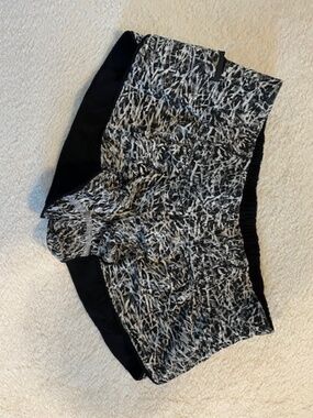 🔥 Lululemon Reversible Swim Surf Short II - White Seal Grey / Black